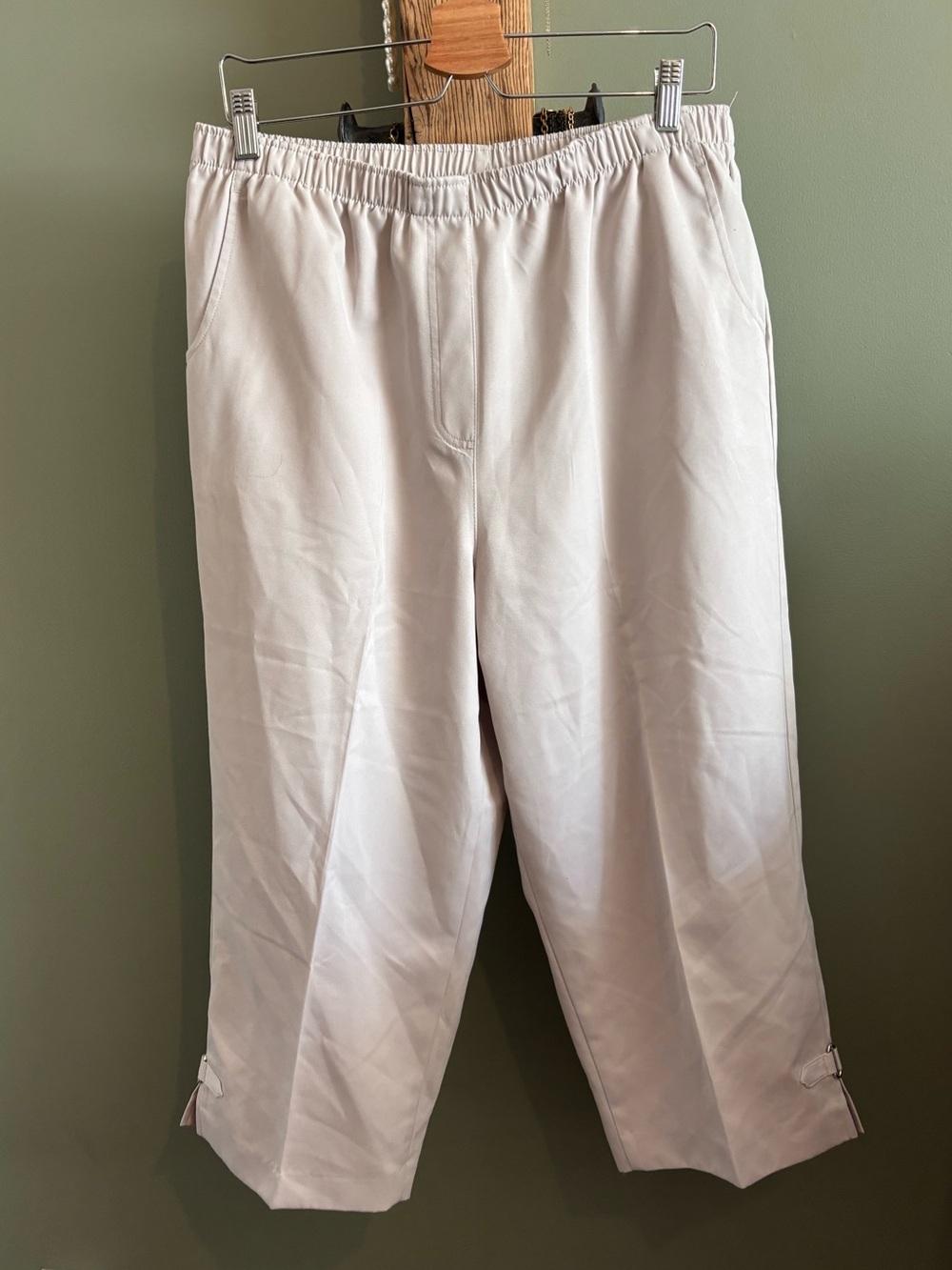 189.) Allison Daley Cream Pull On Capris